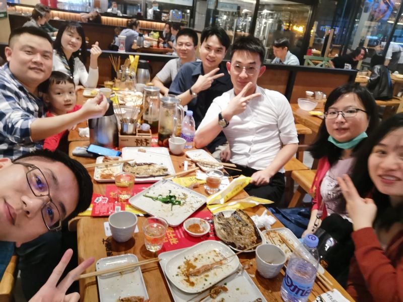 1593480633303718.jpg 羽毛球结束聚餐合影.jpg